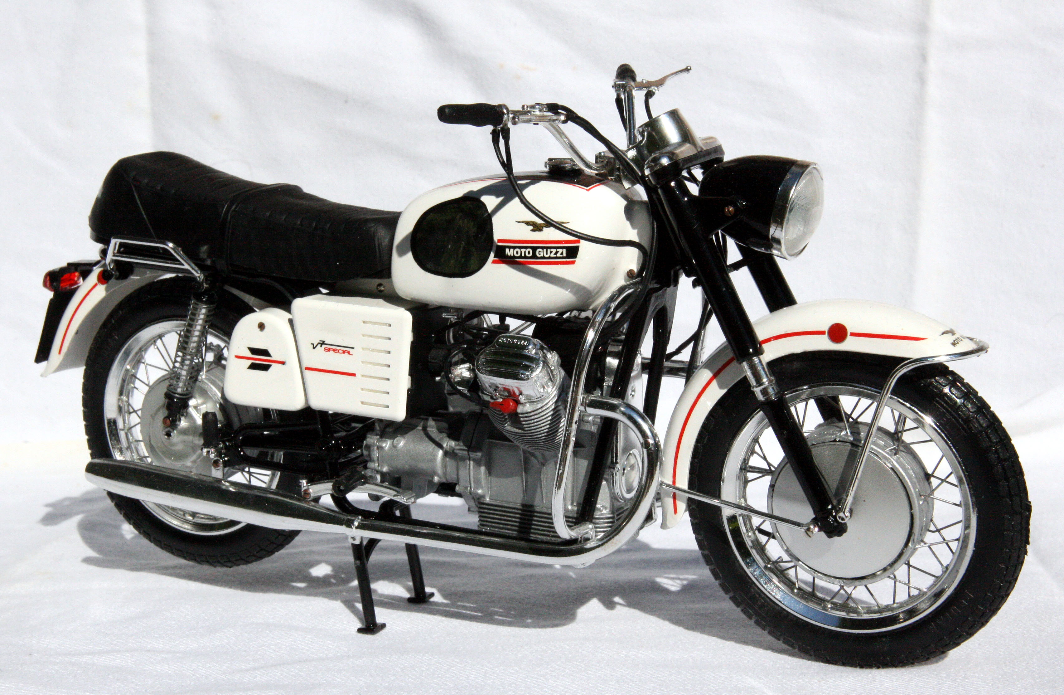 Moto Guzzi V7 Special 1967 Motorrad Classic Atlas 4658117 NEU 1:24 OVP HD4 µ * 